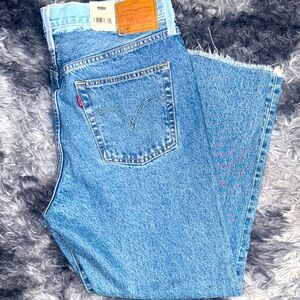 Levi's 501 Women's Light Blue Straight Leg cropped Jeans